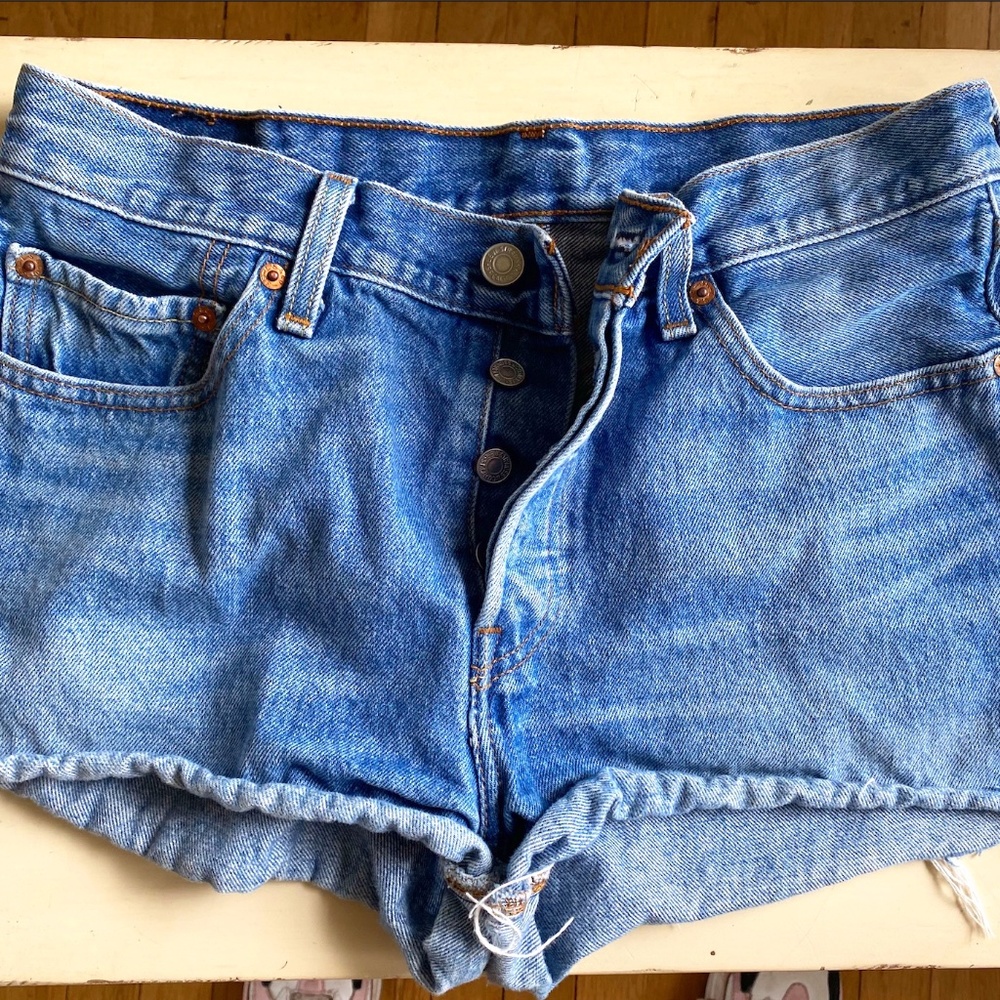 LEVIS CUT OFF DENIM SHORTS • SMALL - Picture 3 of 3